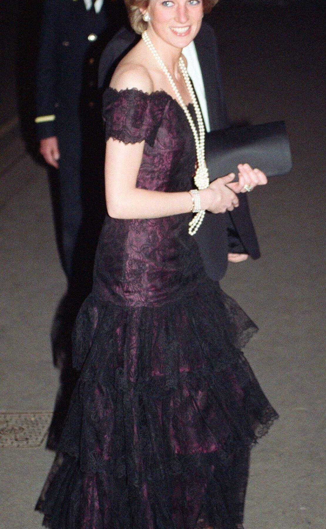 HRH The Princess of Wales, Princess Diana, arrives at The London Coliseum for a performance of the opera The Masked Ball.Picture taken 24th October 1989