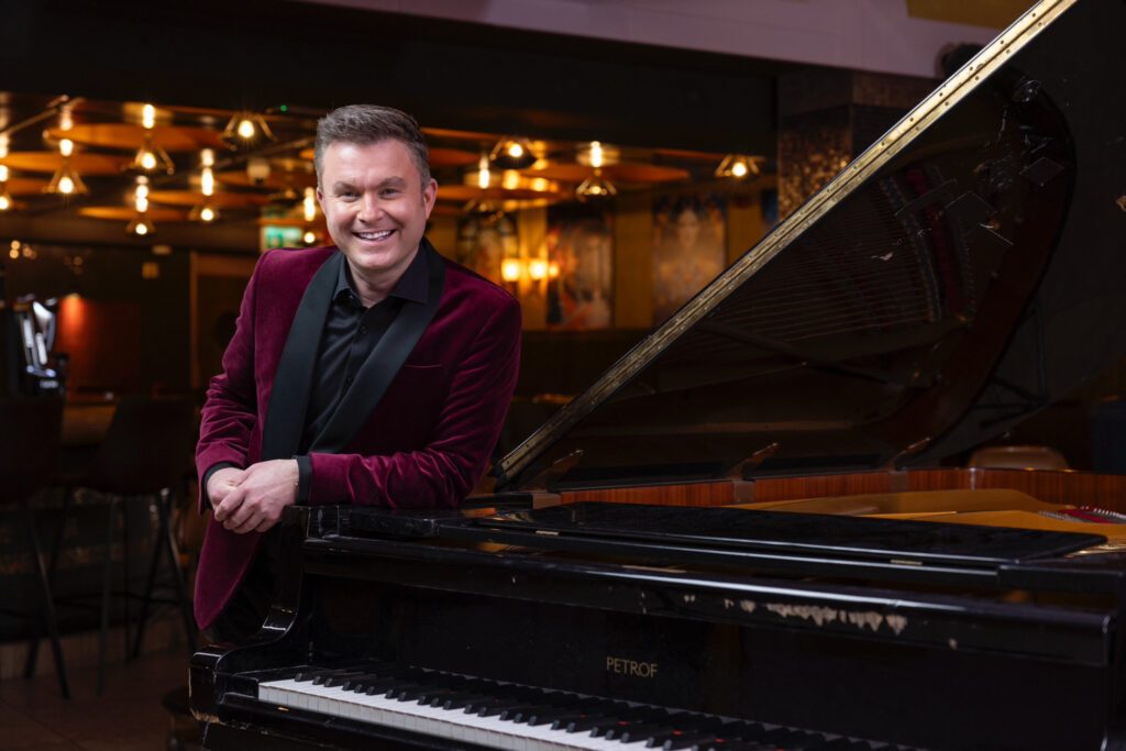 The candlelight concert series presents Michael English