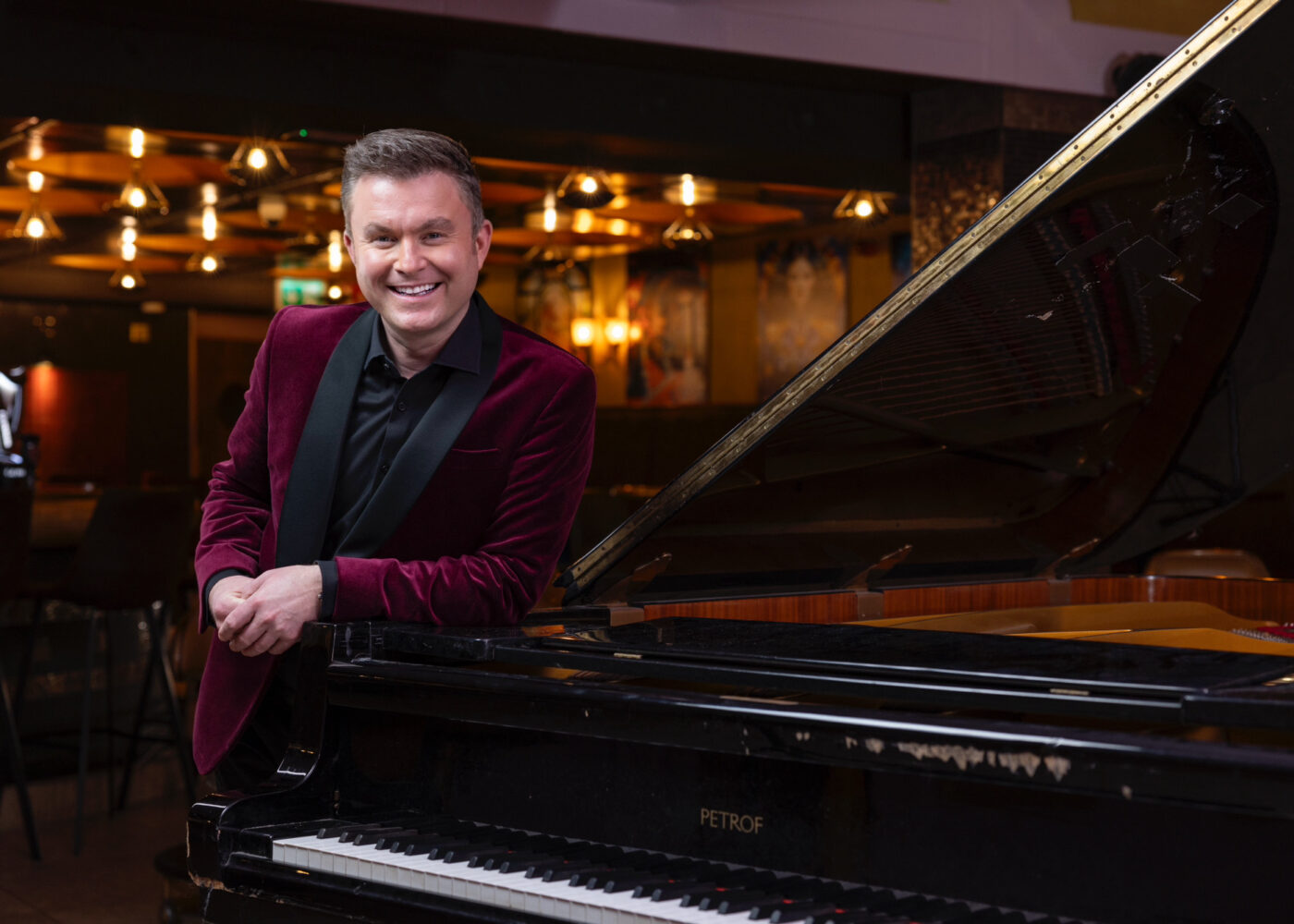 The candlelight concert series presents Michael English